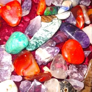 Assorted gemstones